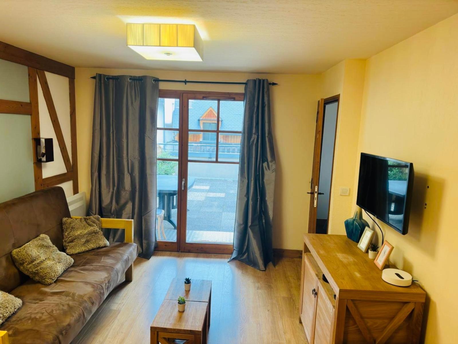 Apartment Avec Piscine Interieure Sauna Etage 1 Au Centre Du Village Dans Cami Real *